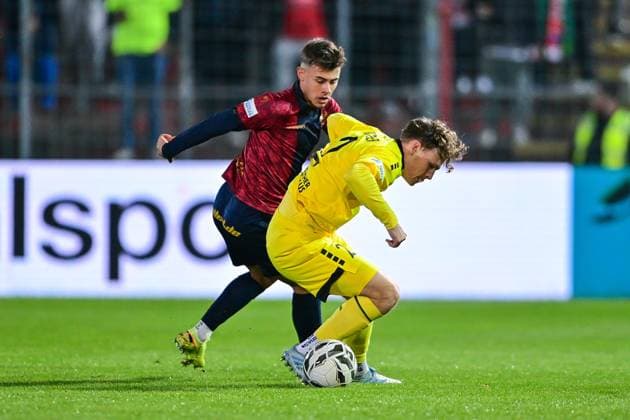v li Christopher Negele Unterhaching, 7 Leon Bucher Bayreuth, 2 in duel, duel, tackle, dynamic, action, action, 17 10 2025, Unterhaching Germany , Football, Regionalliga Bayern, SpVgg Unterhaching SpVgg Bayreuth xslx
