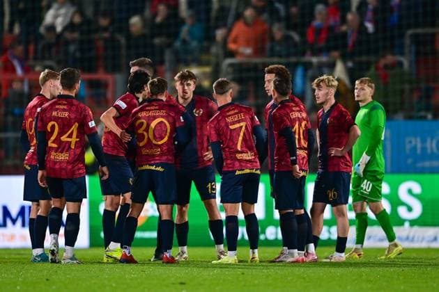 Unterhaching players form a team circle after conceding the 0-1 goal and motivate each other, 17 10 2025, Unterhaching Germany , Football, Regionalliga Bayern, SpVgg Unterhaching SpVgg Bayreuth xslx