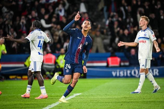 October 17, 2025, Paris, France, France: Senny MAYULU of PSG celebrates his goal during the Ligue 1 match between Paris Saint-Germain (PSG) and RC Strasbourg at Parc des Princes Stadium on October 17, 2025 in Paris, France. Paris France - ZUMAm308 20251017_zsp_m308_011 Copyright: xMatthieuxMirvillex
