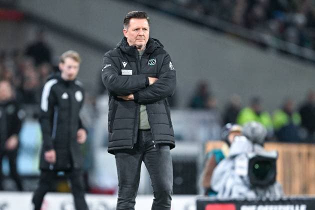 2 Bundesliga Hannover 96 FC Schalke 04 on 17 10 2025 at the HDI Arena in Hannover Coach Christian Titz Hannover dissatisfied, disappointed, disappointed, dejected MT
