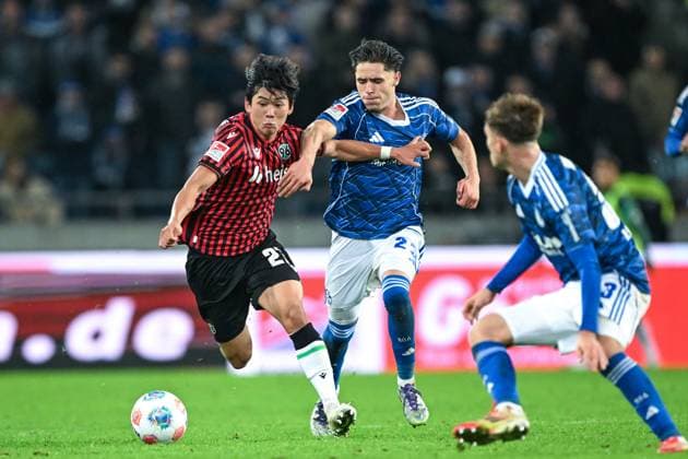 2 Bundesliga Hannover 96 FC Schalke 04 on 17 10 2025 at the HDI Arena in Hannover Hayate Matsuda Hannover in a duel against Soufiane El Faouzi Schalke 04 MT