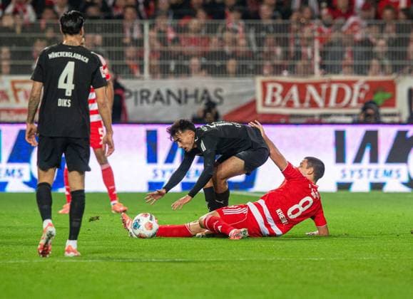 Soccer, Men, Season 2025 2026, 1 Bundesliga 7 Matchday , 1 FC Union Berlin Borussia Mönchengladbach, v l Kevin Diks Gladbach , Jens Castrop Gladbach , Rani Khedira 1 FC Union Berlin , 17 10 2025, Copyright: xSebastianxRäppold MatthiasxKochx