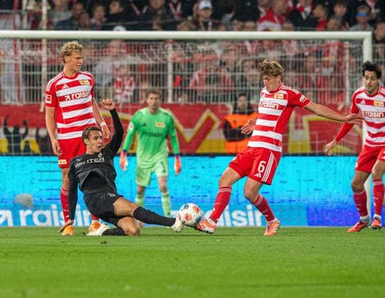 Soccer, Men, Season 2025 2026, 1 Bundesliga 7 Matchday , 1 FC Union Berlin Borussia Mönchengladbach, f l Leopold Querfeld 1 FC Union Berlin , Florian Neuhaus Gladbach , Aljoscha Kemlein 1 FC Union Berlin , 17 10 2025, Copyright: xSebastianxRäppold MatthiasxKochx