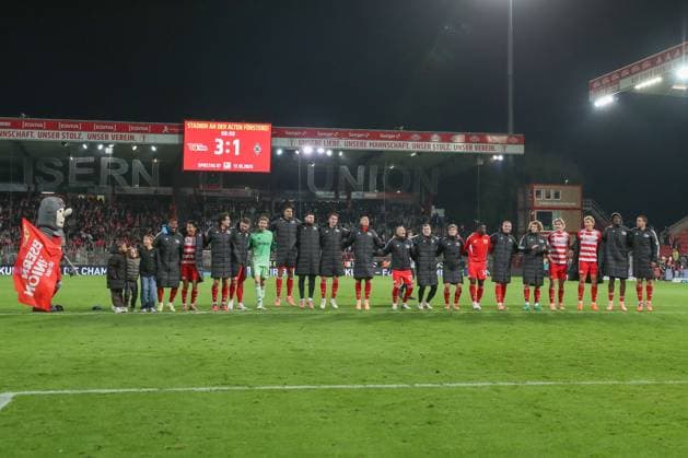 17 10 2025, xtgx, Fussball 1 Bundesliga Union Berlin Borussia Moenchengladbach v l Union Berlin Jubel über den Sieg, Jubel nach Spielende DFL DFB REGULATIONS PROHIBIT ANY USE OF PHOTOGRAPHS as IMAGE SEQUENCES and or QUASI VIDEO Berlin