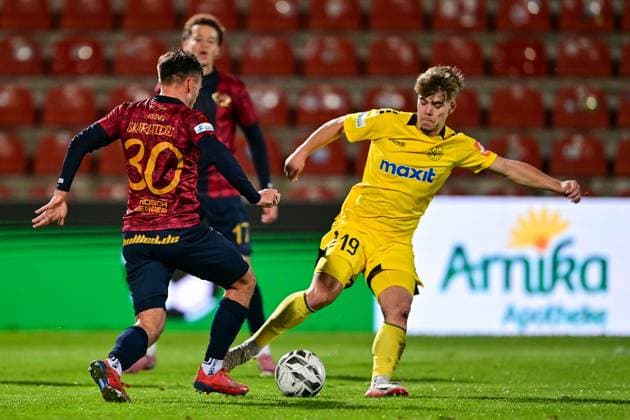 v li Simon Skarlatidis Unterhaching, 30 Tino Lennerth Bayreuth, 19 in duel, duel, tackle, dynamic, action, action, 17 10 2025, Unterhaching Germany , Football, Regionalliga Bayern, SpVgg Unterhaching SpVgg Bayreuth xslx