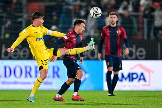v li Nicolas Andermatt Bayreuth, 30 Simon Skarlatidis Unterhaching, 30 in duel, duel, tackle, dynamic, action, action, 17 10 2025, Unterhaching Germany , Football, Regionalliga Bayern, SpVgg Unterhaching SpVgg Bayreuth xslx