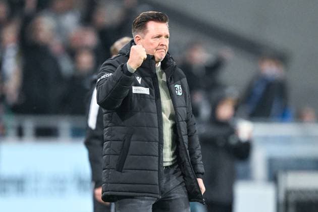2 Bundesliga Hannover 96 FC Schalke 04 on 17 10 2025 at the HDI Arena in Hannover Coach Christian Titz Hannover cheers, clenches his fist MT
