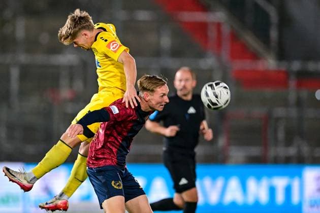 v li Tino Lennerth Bayreuth, 19 Cornelius Pfeiffer Unterhaching, 22 in duel, duel, tackle, dynamic, action, action, 17 10 2025, Unterhaching Germany , Football, Regionalliga Bayern, SpVgg Unterhaching SpVgg Bayreuth xslx