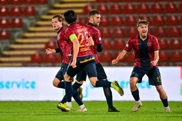 Unterhaching players with goal celebration, celebrate the goal, goal, celebration, jubilation over the goal to 1 1 by Jeroen Krupa Unterhaching, 9 1 v li , optimistic, action, action, 17 10 2025, Unterhaching Germany , Football, Regionalliga Bayern, SpVgg Unterhaching SpVgg Bayreuth xslx
