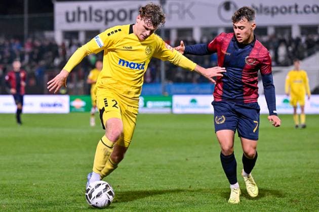 from left Leon Bucher Bayreuth, 2 Christopher Negele Unterhaching, 7 in duel, duel, tackle, dynamic, action, action, 17 10 2025, Unterhaching Germany , Football, Regionalliga Bayern, SpVgg Unterhaching SpVgg Bayreuth xslx