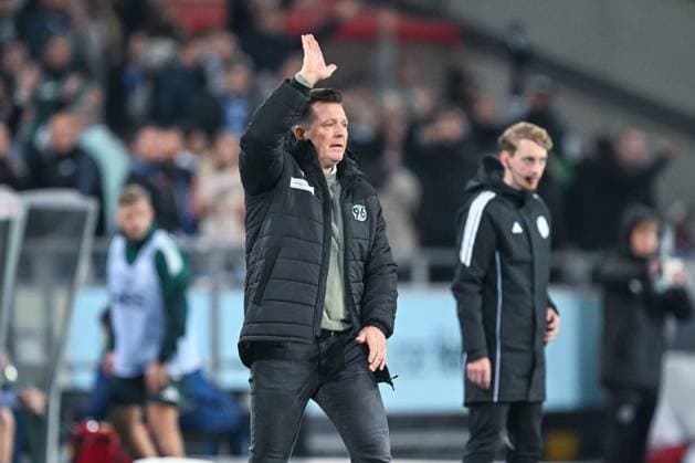 2 Bundesliga Hannover 96 FC Schalke 04 on 17 10 2025 at the HDI Arena in Hannover Coach Christian Titz Hannover dissatisfied, disappointed, disappointed, dejected MT