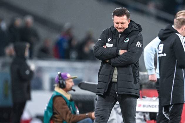 2 Bundesliga Hannover 96 FC Schalke 04 on 17 10 2025 at the HDI Arena in Hannover Coach Christian Titz Hannover dissatisfied, disappointed, disappointed, dejected MT