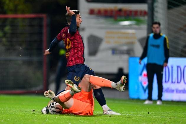 v li Lino Kasten goalkeeper, Bayreuth, 45 Moritz Müller Unterhaching, 24 in duel, duel, tackle, dynamic, action, action, 17 10 2025, Unterhaching Germany , Football, Regionalliga Bayern, SpVgg Unterhaching SpVgg Bayreuth xslx