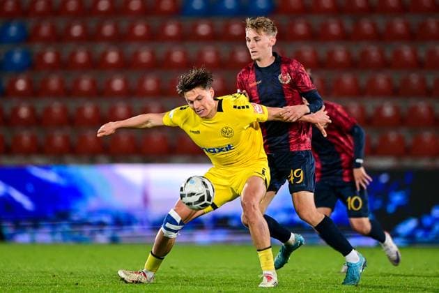 v li Patrick Scheder Bayreuth, 8 Nils Ortel Unterhaching, 49 in duel, duel, tackle, dynamic, action, action, 17 10 2025, Unterhaching Germany , Football, Regionalliga Bayern, SpVgg Unterhaching SpVgg Bayreuth xslx