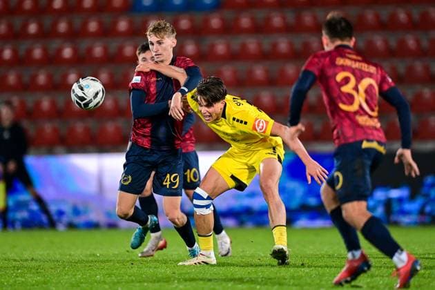 v li Nils Ortel Unterhaching, 49 Patrick Scheder Bayreuth, 8 in duel, duel, tackle, dynamic, action, action, 17 10 2025, Unterhaching Germany , Football, Regionalliga Bayern, SpVgg Unterhaching SpVgg Bayreuth xslx