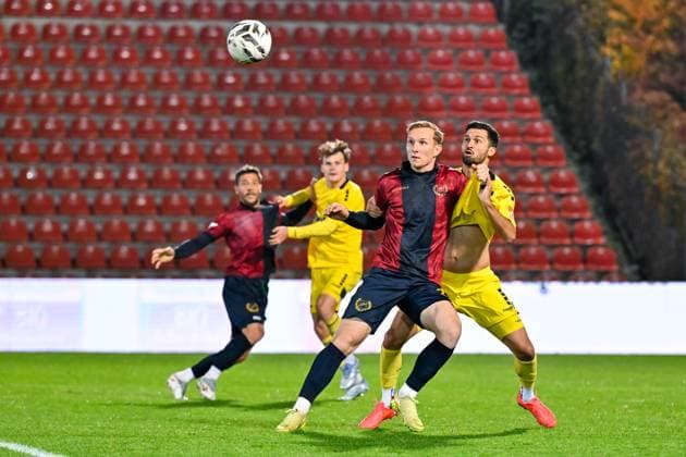 v li Cornelius Pfeiffer Unterhaching, 22 Edwin Schwarz Bayreuth, 5 in duel, duel, tackle, dynamic, action, action, 17 10 2025, Unterhaching Germany , Football, Regionalliga Bayern, SpVgg Unterhaching SpVgg Bayreuth xslx