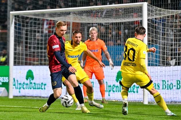v li Cornelius Pfeiffer Unterhaching, 22 Alexander Seidel Bayreuth, 27 Nicolas Andermatt Bayreuth, 30 in duel, duel, tackle, dynamics, action, action, 17 10 2025, Unterhaching Germany , Football, Regionalliga Bayern, SpVgg Unterhaching SpVgg Bayreuth xslx