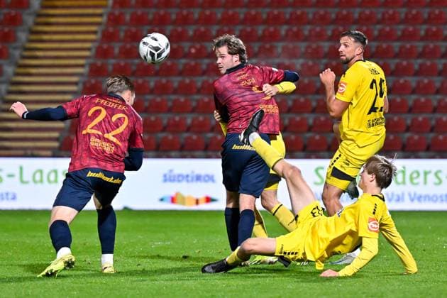 v li Cornelius Pfeiffer Unterhaching, 22 Jeroen Krupa Unterhaching, 9 Julian Bell Bayreuth, 33 Alexander Seidel Bayreuth, 27 in duel, duel, tackle, dynamic, action, action, 17 10 2025, Unterhaching Germany , Football, Regionalliga Bayern, SpVgg Unterhaching SpVgg Bayreuth xslx