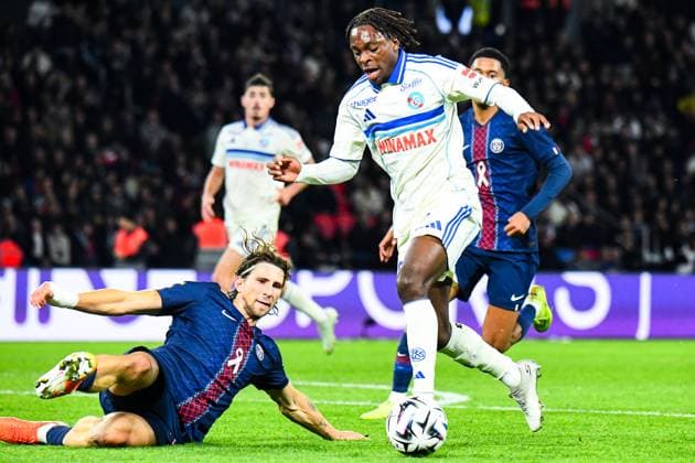 FOOTBALL : Paris Saint Germain - RC Starsbourg Alsace - Ligue 1 - JournÃ e 8 - 17 10 2025 Martial Godo (RC Strabourg Alsace) Ilya Zabarnyi (Paris SG) ParisFrance  Copyright: xLaptistex