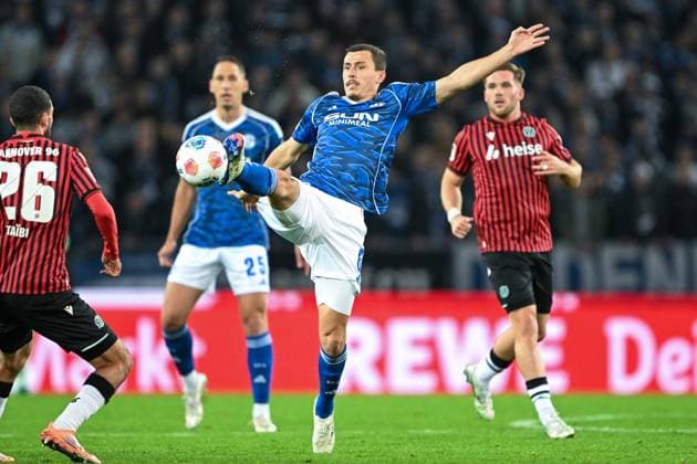 2 Bundesliga Hannover 96 FC Schalke 04 on 17 10 2025 at the HDI Arena in Hannover Ron Schallenberg Schalke 04 on the ball MT