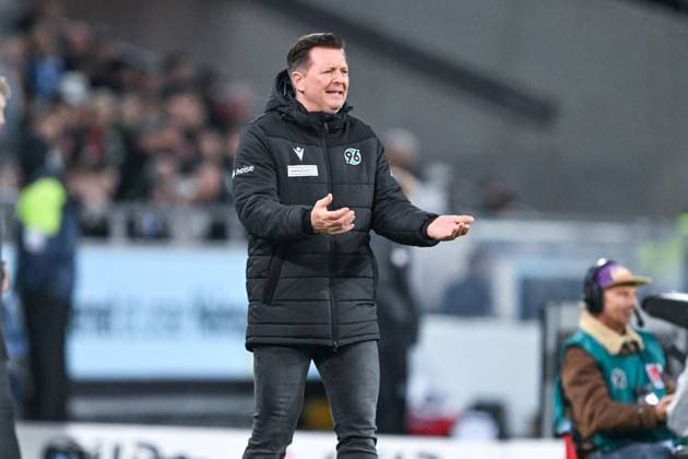 2 Bundesliga Hannover 96 FC Schalke 04 on 17 10 2025 at the HDI Arena in Hannover Coach Christian Titz Hannover dissatisfied, disappointed, disappointed, dejected MT