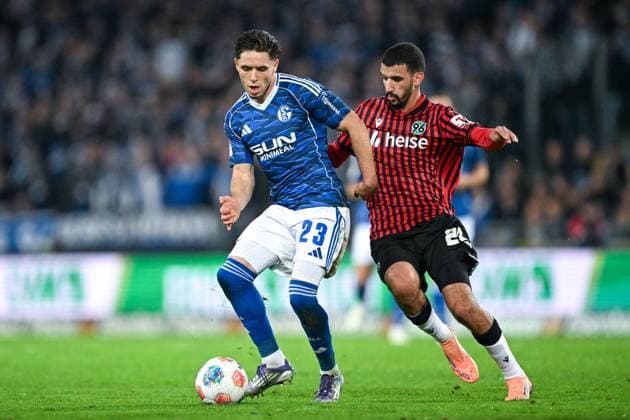 2 Bundesliga Hannover 96 FC Schalke 04 on 17 10 2025 at the HDI Arena in Hannover Soufiane El Faouzi Schalke 04 in a duel against Waniss Taïbi Hannover MT
