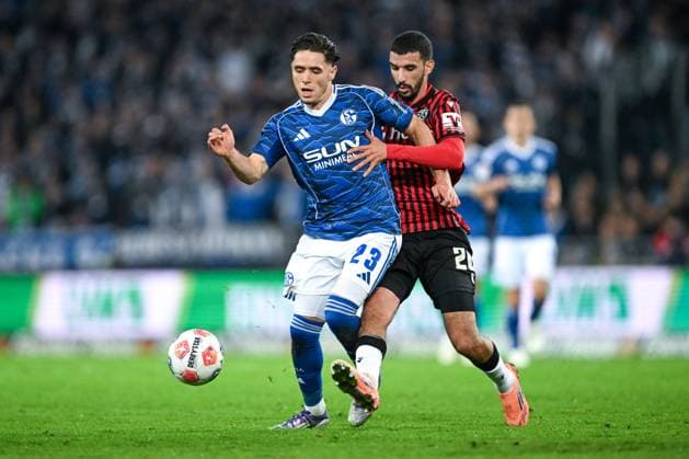 2 Bundesliga Hannover 96 FC Schalke 04 on 17 10 2025 at the HDI Arena in Hannover Soufiane El Faouzi Schalke 04 in a duel against Waniss Taïbi Hannover MT
