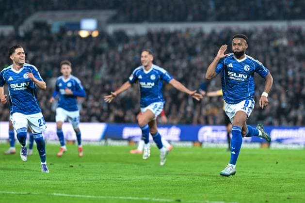 2 Bundesliga Hannover 96 FC Schalke 04 on 17 10 2025 at the HDI Arena in Hannover Cheering, goal celebration, goal scorer, goal scorer Moussa Sylla Schalke 04 cheers after his goal to 0 2 MT