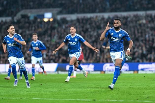 2 Bundesliga Hannover 96 FC Schalke 04 on 17 10 2025 at the HDI Arena in Hannover Cheering, goal celebration, goal scorer, goal scorer Moussa Sylla Schalke 04 cheers after his goal to 0 2 MT