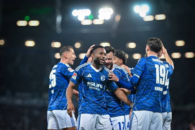 2 Bundesliga Hannover 96 FC Schalke 04 on 17 10 2025 at the HDI Arena in Hannover Cheering, goal celebration, goal scorer, goal scorer Moussa Sylla Schalke 04 cheers after his goal to 0 2 with Adrian Gantenbein Schalke 04 and Kenan Karaman Schalke 04 MT