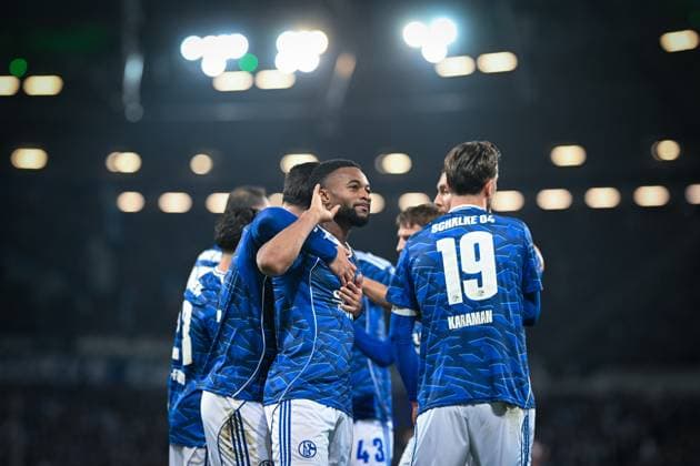 2 Bundesliga Hannover 96 FC Schalke 04 on 17 10 2025 at the HDI Arena in Hannover Cheering, goal celebration, goal scorer, goal scorer Moussa Sylla Schalke 04 cheers after his goal to 0 2 with Adrian Gantenbein Schalke 04 and Kenan Karaman Schalke 04 MT
