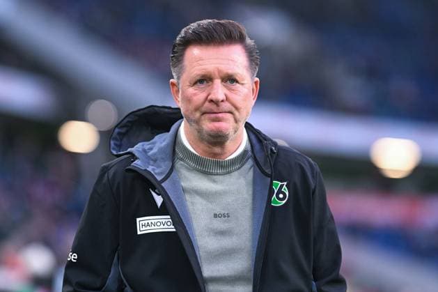 2 Bundesliga Hannover 96 FC Schalke 04 on 17 10 2025 at the HDI Arena in Hannover Coach Christian Titz Hannover pensive MT