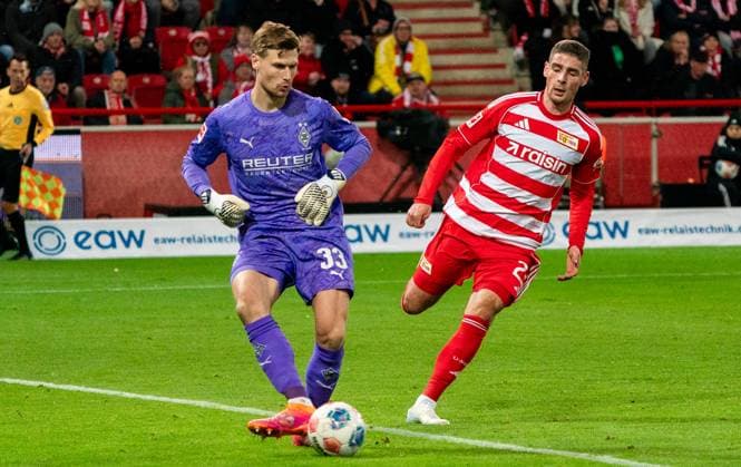 17 10 2025, Football, GER, Men, 1 Bundesliga, DFL, Matchday 7, 1 FC Union Berlin Borussia Mönchengladbach Moritz Nicolas Borussia Mönchengladbach, left vs Tim Starke 1 FC Union Berlin, right Berlin Stadion An der Alten Förtserei Berlin Germany