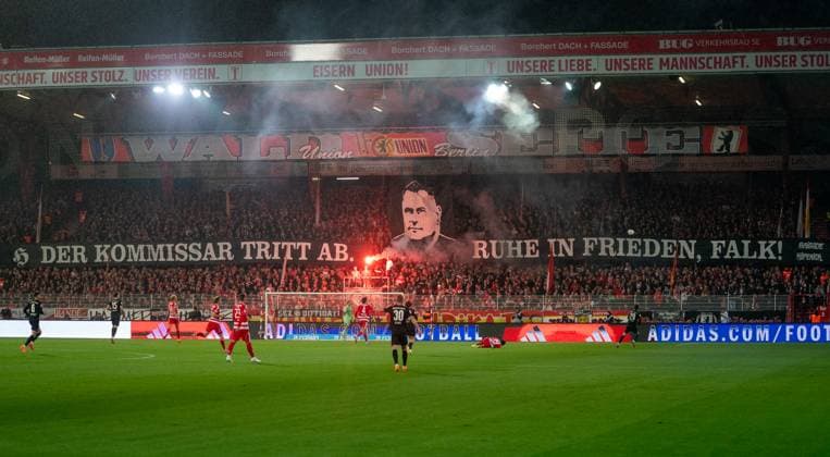 17 10 2025, Football, GER, Men, 1 Bundesliga, DFL, Matchday 7, 1 FC Union Berlin Borussia Mönchengladbach The fans of 1 FC Union Berlin show a choreography Berlin Stadion An der Alten Förtserei Berlin Germany