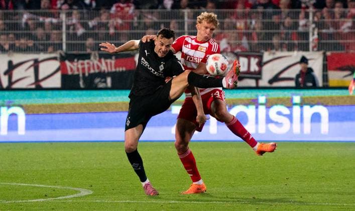 17 10 2025, Football, GER, Men, 1 Bundesliga, DFL, Matchday 7, 1 FC Union Berlin Borussia Mönchengladbach Haris Tabakovic Borussia Mönchengladbach, left against Leopold Querfeld 1 FC Union Berlin, right Berlin Stadion An der Alten Förtserei Berlin Germany