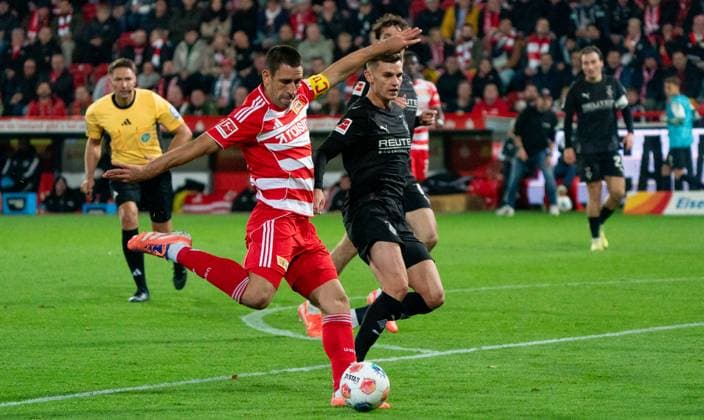 17 10 2025, Football, GER, Men, 1 Bundesliga, DFL, Matchday 7, 1 FC Union Berlin Borussia Mönchengladbach Rani Khedira 1 FC Union Berlin, left against Yannik Engelhardt Borussia Mönchengladbach, right Berlin Stadion An der Alten Förtserei Berlin Germany