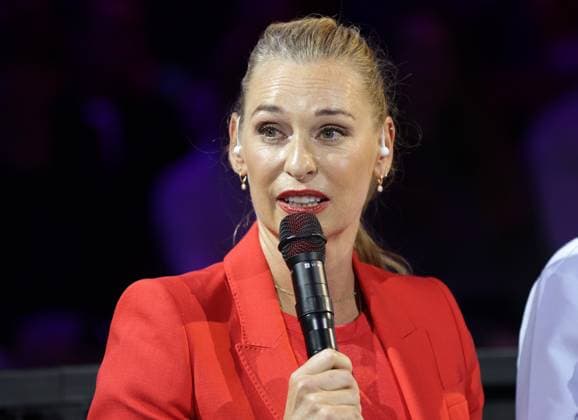 TENNIS - ATP, Tennis Herren Erste Bank Open VIENNA,AUSTRIA,17.OCT.25 - TENNIS - ATP World Tour, Erste Bank Open, Red Bull BassLine. Image shows presenter Barbara Schett.  GEPAxpictures xWalterxLuger