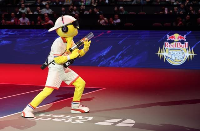 TENNIS - ATP, Tennis Herren Erste Bank Open VIENNA,AUSTRIA,17.OCT.25 - TENNIS - ATP World Tour, Erste Bank Open, Red Bull BassLine. Image shows the mascot Kurt.  GEPAxpictures xWalterxLuger