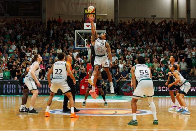 Throw-in with Urald King Gladiators Trier and Michael Kessens Telekom Baskets Bonn , Vet Concept Gladiators Trier vs Telekom Baskets Bonn, Basketball, BBL Cup, Round of 16, Season 2025 2026, 17 10 2025 Vet Concept Gladiators Trier vs Telekom Baskets Bonn, Basketball, BBL Cup, Round of 16, Season 2025 2026, 17 10 2025 Copyright: xEibner-Pressefoto AlexanderxNeisx EP_ANS
