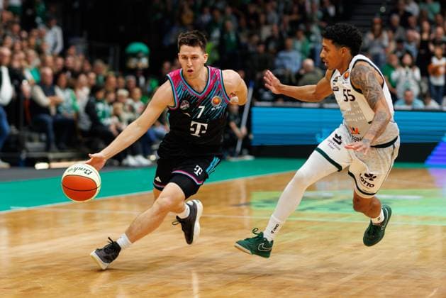 Grayson Murphy Telekom Baskets Bonn in duel with Eli Brooks Gladiators Trier , Vet Concept Gladiators Trier vs Telekom Baskets Bonn, Basketball, BBL Pokal, Round of 16, Season 2025 2026, 17 10 2025 Vet Concept Gladiators Trier vs Telekom Baskets Bonn, Basketball, BBL Pokal, Round of 16, Season 2025 2026, 17 10 2025 Copyright: xEibner-Pressefoto AlexanderxNeisx EP_ANS