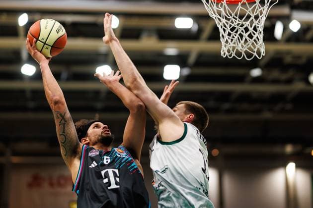 Michael Kessens Telekom Baskets Bonn in a duel with Marten Linssen Gladiators Trier , Vet Concept Gladiators Trier vs Telekom Baskets Bonn, Basketball, BBL Pokal, Round of 16, Season 2025 2026, 17 10 2025 Vet Concept Gladiators Trier vs Telekom Baskets Bonn, Basketball, BBL Pokal, Round of 16, Season 2025 2026, 17 10 2025 Copyright: xEibner-Pressefoto AlexanderxNeisx EP_ANS