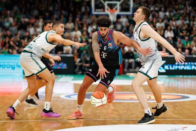 Michael Kessens Telekom Baskets Bonn in a duel with Evans Rapieque Gladiators Trier and Marten Linssen Gladiators Trier , Vet Concept Gladiators Trier vs Telekom Baskets Bonn, Basketball, BBL Cup, Round of 16, Season 2025 2026, 17 10 2025 Vet Concept Gladiators Trier vs Telekom Baskets Bonn, Basketball, BBL Cup, Round of 16, Season 2025 2026, 17 10 2025 Copyright: xEibner-Pressefoto AlexanderxNeisx EP_ANS