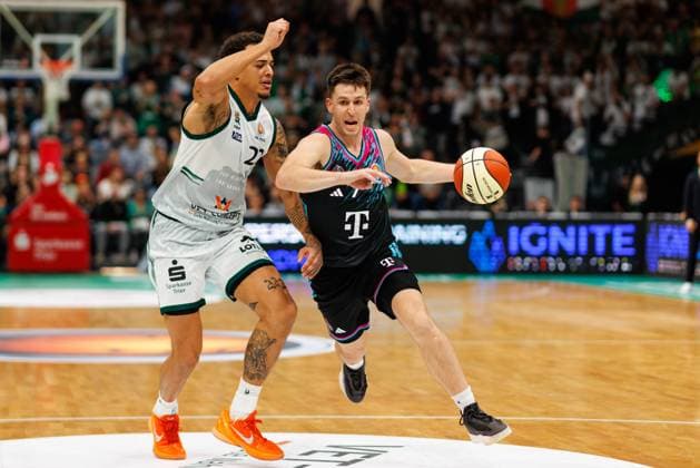 Nolan Adekunle Gladiators Trier in a duel with Grayson Murphy Telekom Baskets Bonn , Vet Concept Gladiators Trier vs Telekom Baskets Bonn, Basketball, BBL Cup, Round of 16, Season 2025 2026, 17 10 2025 Vet Concept Gladiators Trier vs Telekom Baskets Bonn, Basketball, BBL Cup, Round of 16, Season 2025 2026, 17 10 2025 Copyright: xEibner-Pressefoto AlexanderxNeisx EP_ANS