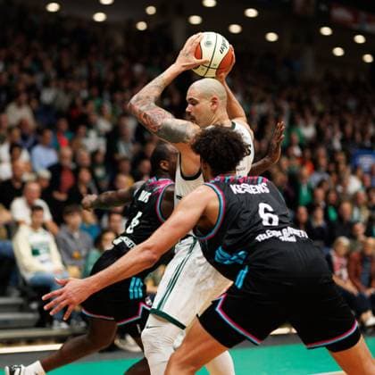 Maik Zirbes Gladiators Trier in a duel with Tylan Birts Telekom Baskets Bonn and Michael Kessens Telekom Baskets Bonn , Vet Concept Gladiators Trier vs Telekom Baskets Bonn, Basketball, BBL Pokal, Round of 16, Season 2025 2026, 17 10 2025 Vet Concept Gladiators Trier vs Telekom Baskets Bonn, Basketball, BBL Pokal, Round of 16, Season 2025 2026, 17 10 2025 Copyright: xEibner-Pressefoto AlexanderxNeisx EP_ANS