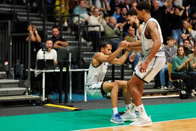 Clayton Guillozet Gladiators Trier and Urald King Gladiators Trier help Jordan Roland Gladiators Trier on his feet, Vet Concept Gladiators Trier vs Telekom Baskets Bonn, Basketball, BBL Cup, Round of 16, 2025 2026 season, 17 10 2025 Vet Concept Gladiators Trier vs Telekom Baskets Bonn, Basketball, BBL Cup, Round of 16, 2025 2026 season, 17 10 2025 Copyright: xEibner-Pressefoto AlexanderxNeisx EP_ANS