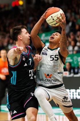 Eli Brooks Gladiators Trier in a duel with Grayson Murphy Telekom Baskets Bonn , Vet Concept Gladiators Trier vs Telekom Baskets Bonn, Basketball, BBL Cup, Round of 16, Season 2025 2026, 17 10 2025 Vet Concept Gladiators Trier vs Telekom Baskets Bonn, Basketball, BBL Cup, Round of 16, Season 2025 2026, 17 10 2025 Copyright: xEibner-Pressefoto AlexanderxNeisx EP_ANS