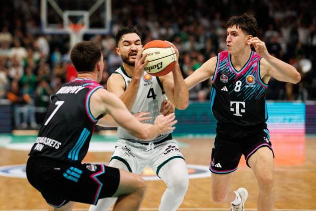Clayton Guillozet Gladiators Trier in a duel with Grayson Murphy Telekom Baskets Bonn and Kenan Reinhart Telekom Baskets Bonn , Vet Concept Gladiators Trier vs Telekom Baskets Bonn, Basketball, BBL Pokal, Round of 16, Season 2025 2026, 17 10 2025 Vet Concept Gladiators Trier vs Telekom Baskets Bonn, Basketball, BBL Pokal, Round of 16, Season 2025 2026, 17 10 2025 Copyright: xEibner-Pressefoto AlexanderxNeisx EP_ANS