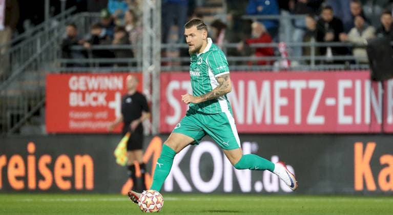 17 10 2025, xfsx, Herren, Fußball, Saison 2025 2026, Regionalliga Bayern, 14 Spieltag FC Wuerzburger Kickers SpVgg Greuther Fuerth II v li Yannick Scholz SpVgg Greuther Fuerth II , Freisteller, Einzelbild, Aktion Wuerzburg AKON ARENA Bayern Deutschland