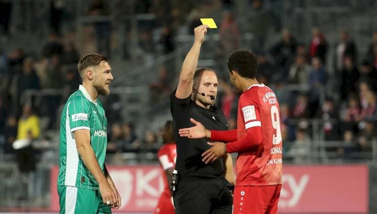 17 10 2025, xfsx, Men, Soccer, Season 2025 2026, Regionalliga Bayern, Matchday 14 FC Wuerzburger Kickers SpVgg Greuther Fuerth II v li Yannick Scholz SpVgg Greuther Fuerth II , Referee Christopher Knauer shows Jermain Nischalke FC Wuerzburger Kickers the yellow card, yellow card Wuerzburg AKON ARENA Bayern Germany