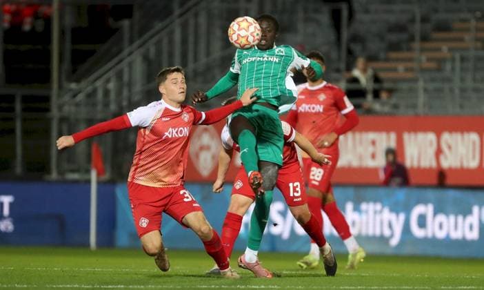 17 10 2025, xfsx, Men, Soccer, Season 2025 2026, Regionalliga Bayern, 14 Matchday FC Wuerzburger Kickers SpVgg Greuther Fuerth II v li Tim Kraus FC Wuerzburger Kickers , Omar Sillah SpVgg Greuther Fuerth II , Philipp Ochs FC Wuerzburger Kickers , Ebrahim Fahrahnak FC Wuerzburger Kickers Wuerzburg AKON ARENA Bayern Germany